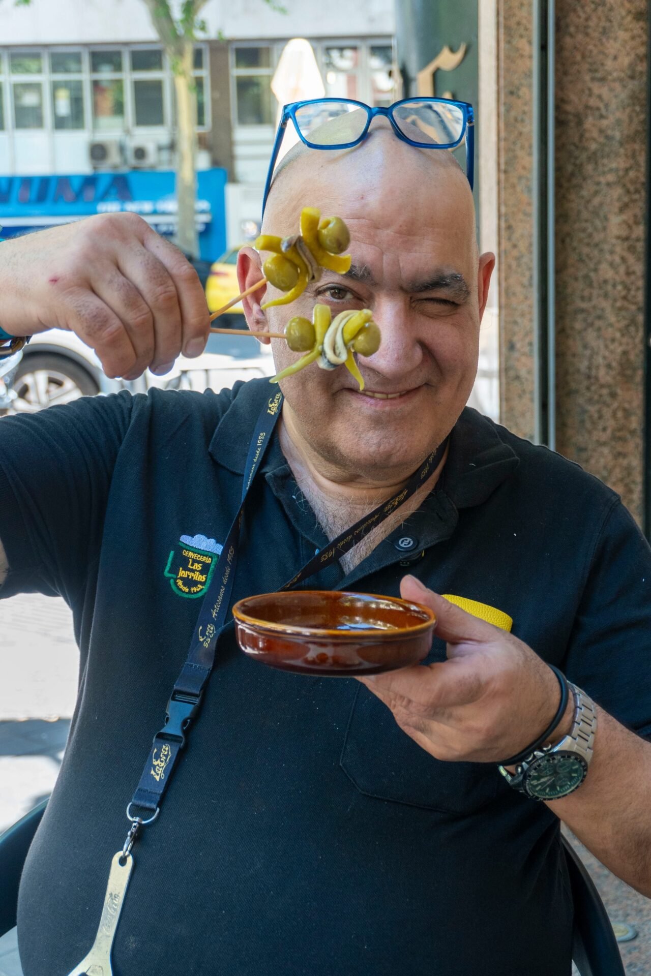 Camarero de Las Jarritas mostrando una gilda tradicional española