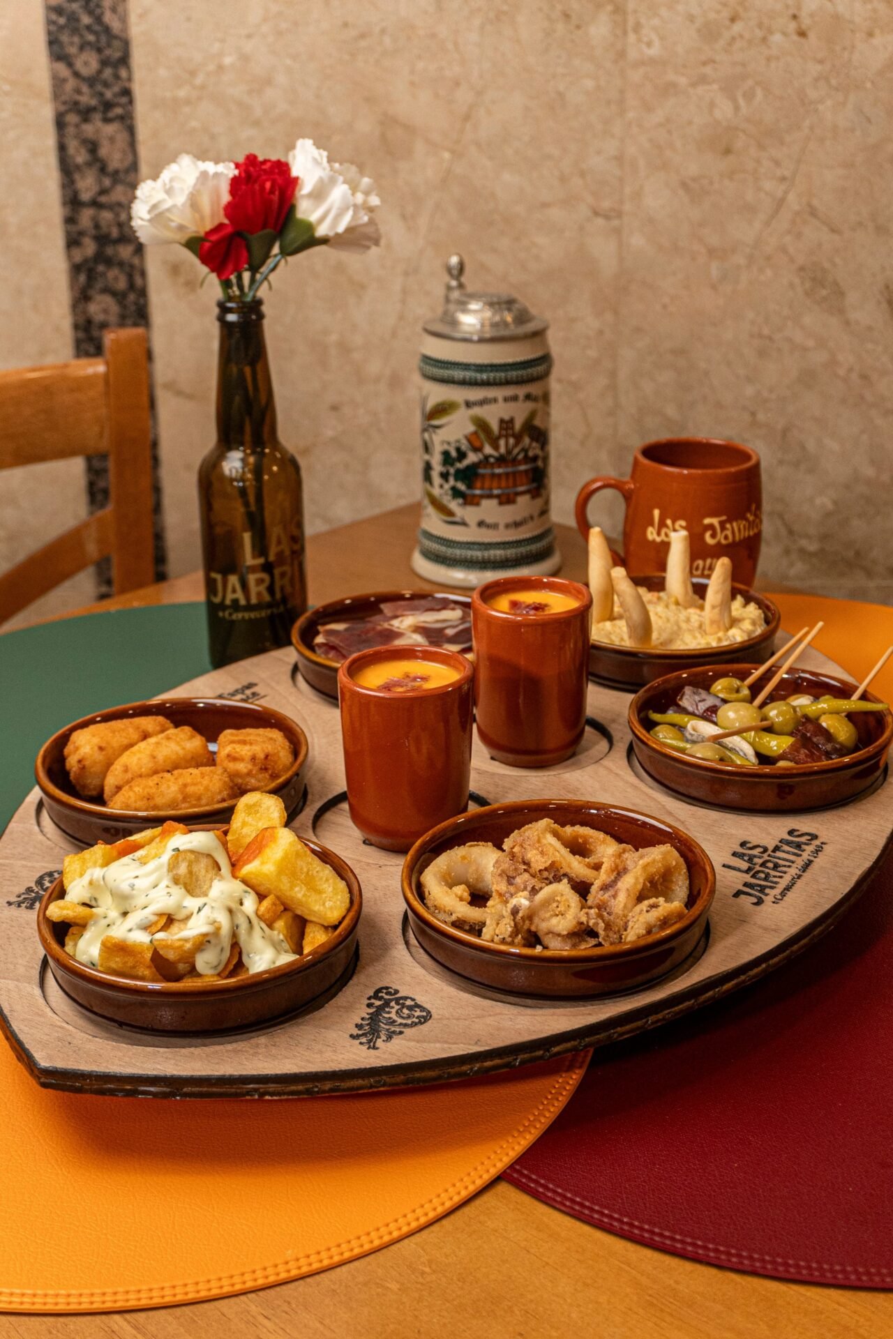 Selección de tapas españolas de Madrid Tapas Experience en Las Jarritas
