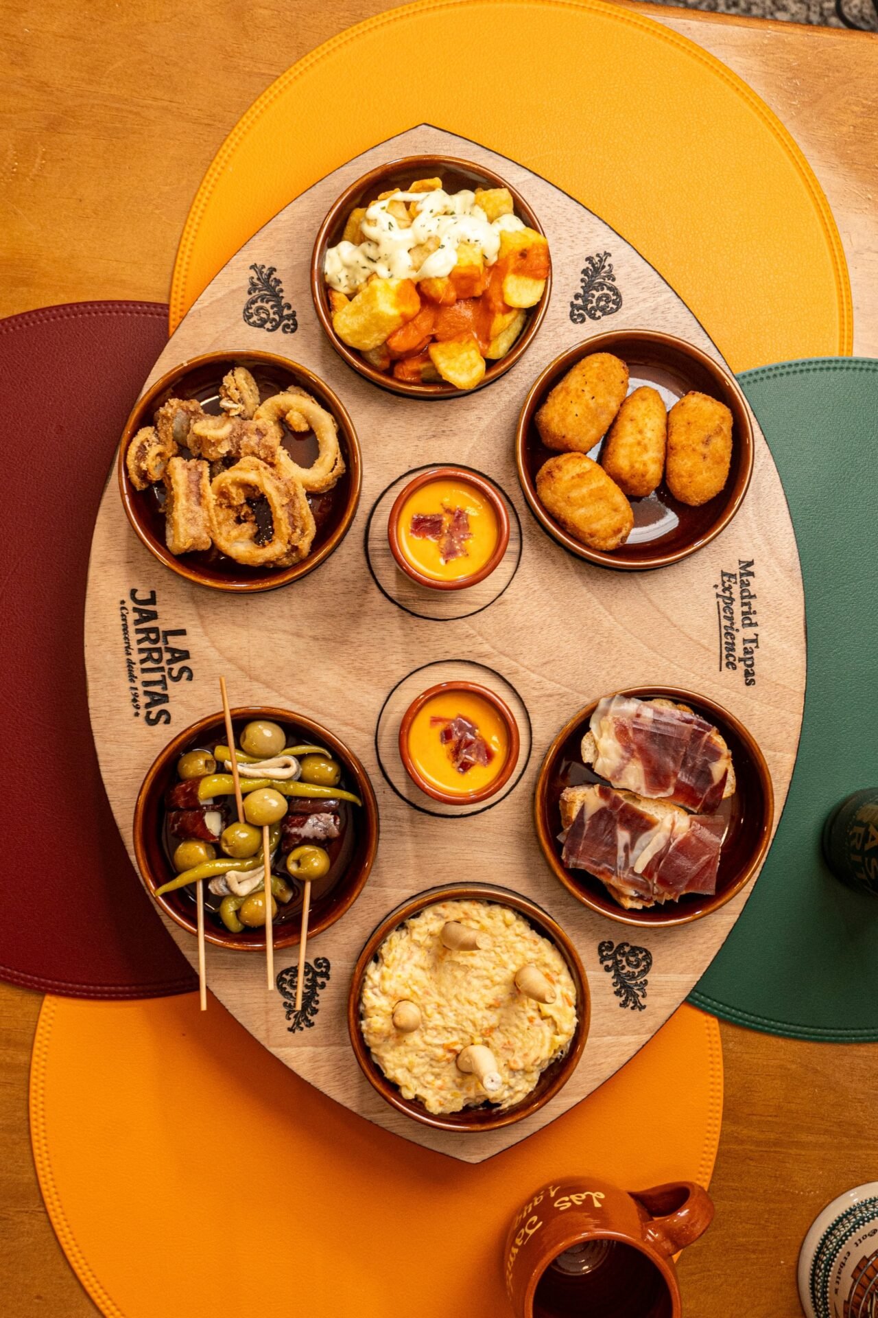 Tabla Madrid Tapas Experience con siete tapas tradicionales en Las Jarritas