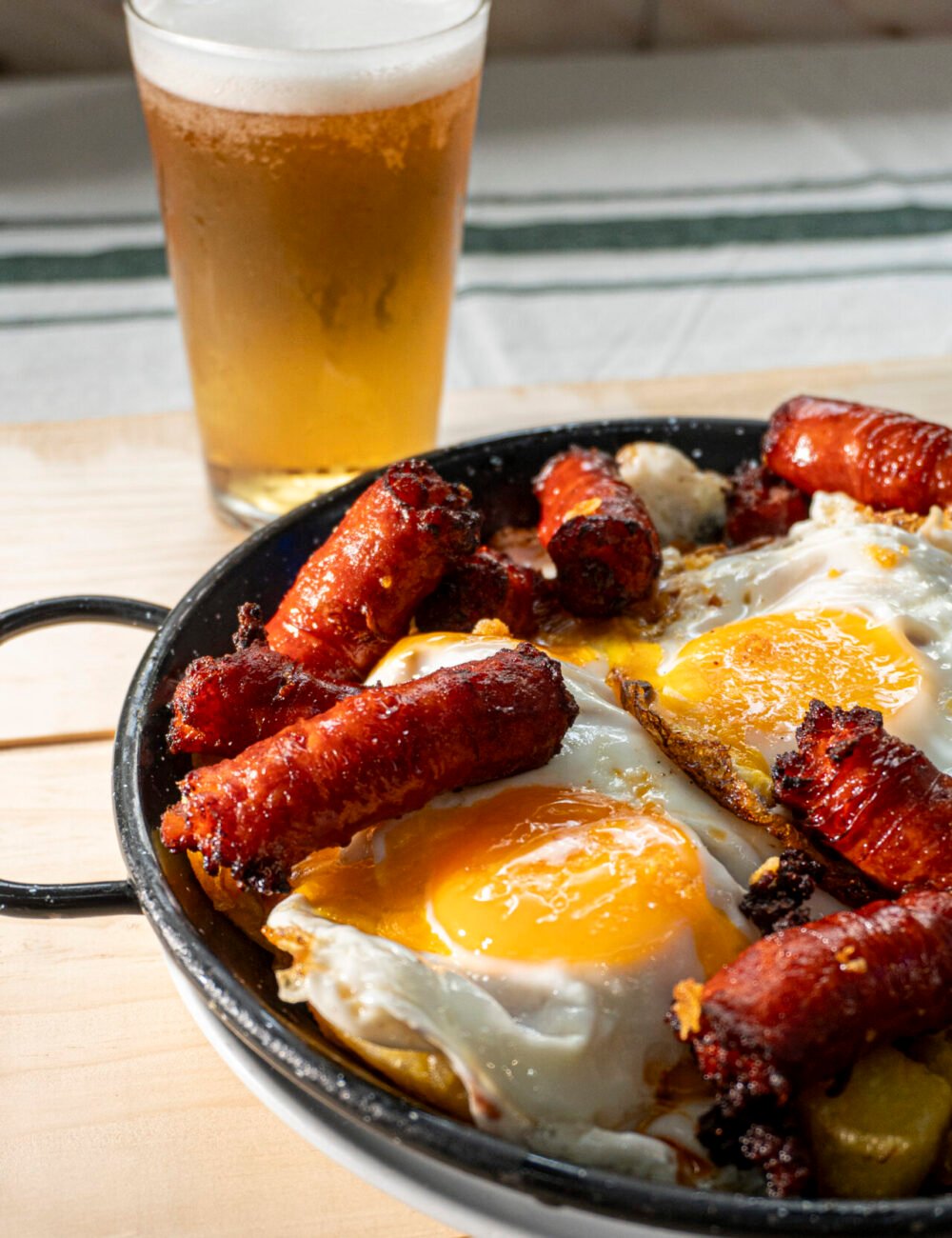 Huevos rotos con chistorra de LAS JARRITAS BAR EN MADRID_132